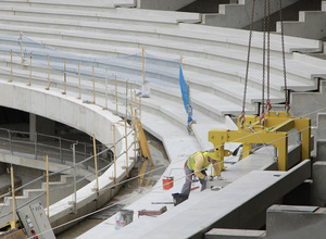 Un obrero coloca una de las gradas para asientos en el nivel intermedio del Nuevo Estadio