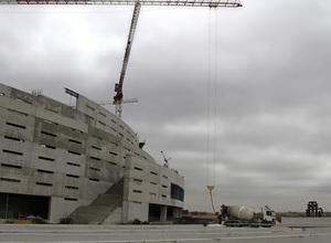 Vista del estado de las obras desde el fondo sur del exterior del Nuevo Estadio