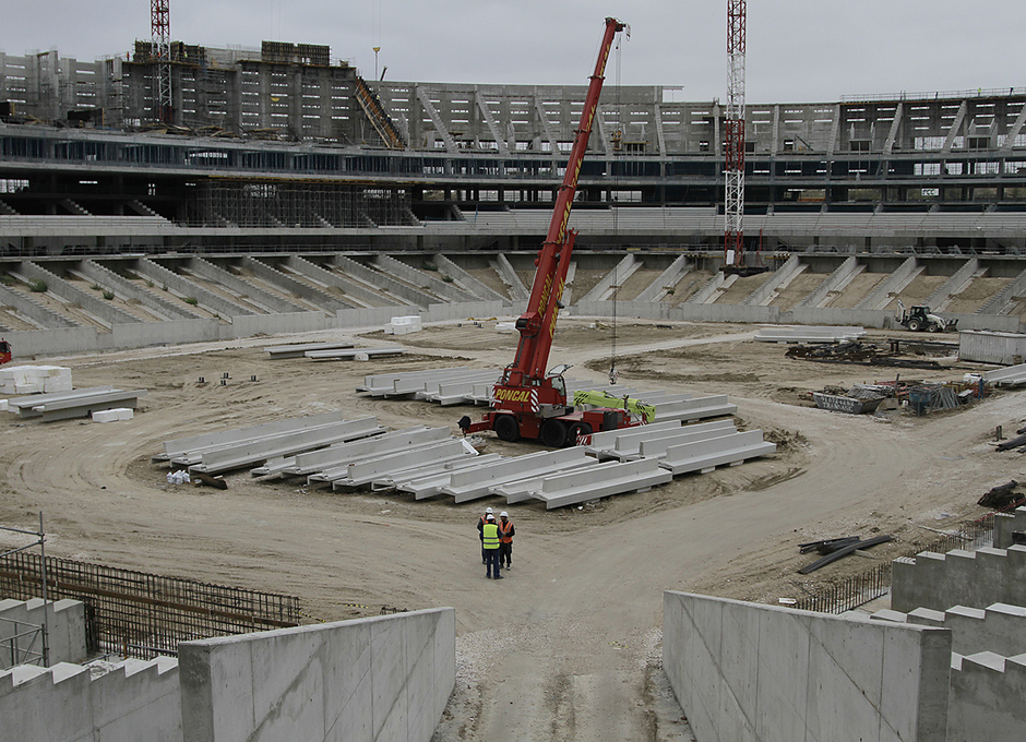 Vista general de las obras del Nuevo Estadio desde la salida del fondo norte