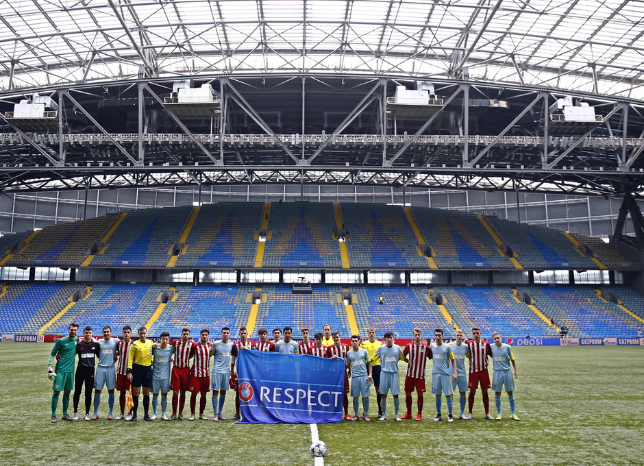 Los dos equipos posan antes de iniciarse el partido de la Youth League en el Astana Arena