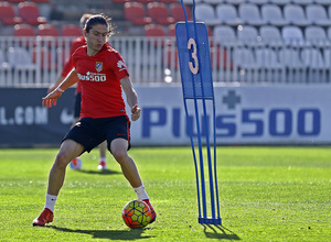 temporada 15/16. Entrenamiento en la ciudad deportiva de Majadahonda. Filipe realizando ejercicios con balón durante el entrenamiento