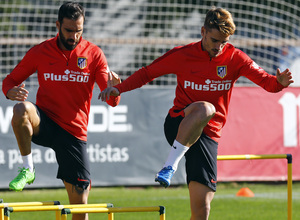 temporada 15/16. Entrenamiento en la ciudad deportiva de Majadahonda. Griemznann y Gámez realizando con balón durante el entrenamiento