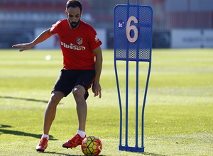 temporada 15/16. Entrenamiento en la ciudad deportiva de Majadahonda. Juanfran realizando ejercicios con balón durante el entrenamiento
