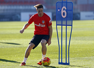 temporada 15/16. Entrenamiento en la ciudad deportiva de Majadahonda. Torres  realizando ejercicios con balón durante el entrenamiento