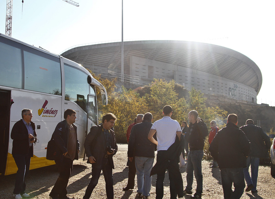 Visita de las Peñas al nuevo estadio | Peñistas se bajan de autobús