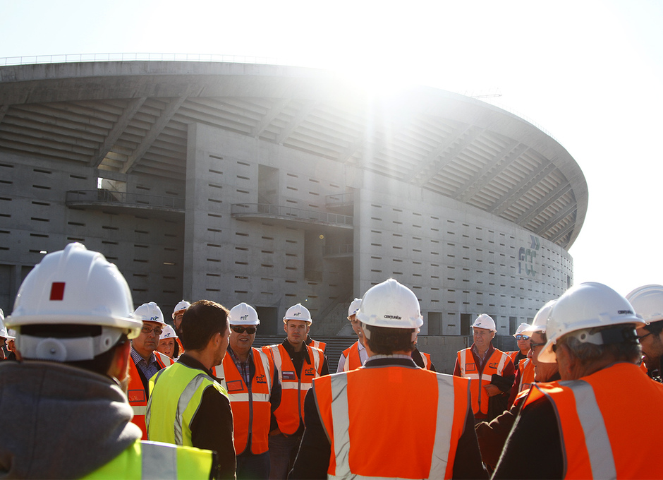 Visita de las Peñas al nuevo estadio | Peñistas, en la fachada principal