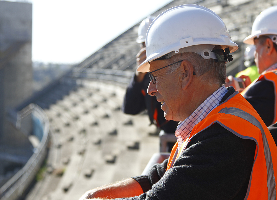 Visita de las Peñas al nuevo estadio | Un peñista observa el estado de las obras