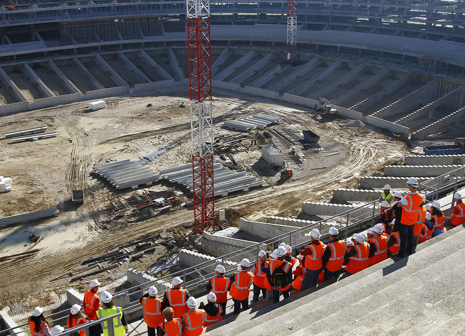 Visita de las Peñas al nuevo estadio | Peñistas escuchan las explicaciones desde la tribuna principal 
