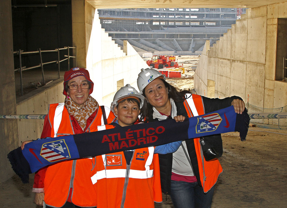 Visita de las Peñas al nuevo estadio | Peñistas se fotografían con una bufanda del Atleti