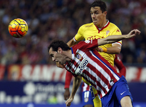 temporada 15/16. Partido Atlético de Madrid Sporting de Gijón. Godín golpeando un balón