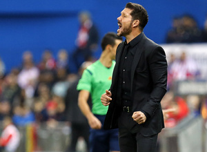 temporada 15/16. Partido Atlético de Madrid Sporting de Gijón. Simeone dando órdenes en la banda