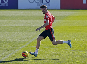 temporada 15/16. Entrenamiento en la ciudad deportiva de Majadahonda. Saúl realizando ejercicios con balón durante el entrenamiento