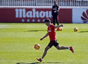 temporada 15/16. Entrenamiento en la ciudad deportiva de Majadahonda. Vietto realizando ejercicios con balón durante el entrenamiento