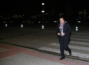 Fallecimiento Miguel San Román. Óscar Gil, a la entrada del tanatorio