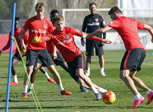 temporada 15/16. Entrenamiento en la ciudad deportiva de Majadahonda. Jugadores realizando ejercicios con balón durante el entrenamiento