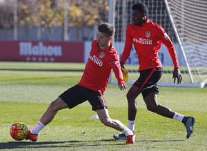 Temporada 15/16. Entrenamiento en la ciudad deportiva de Majadahonda. Vietto y Thomas realizando ejercicios con balón durante el entrenamiento
