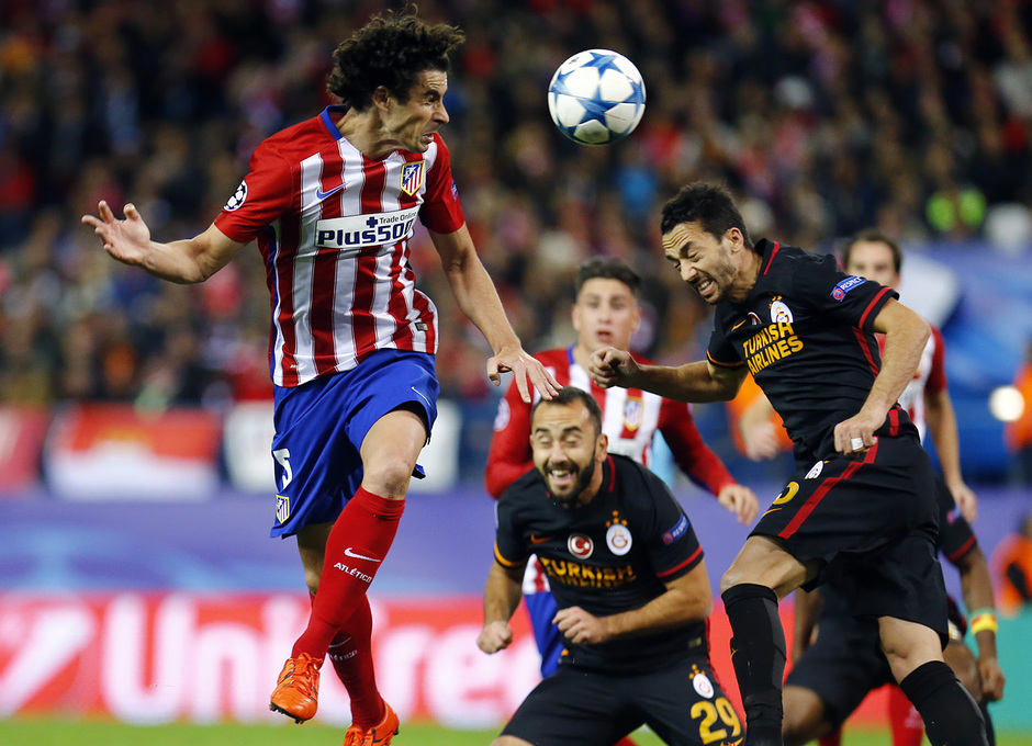 temporada 15/16. Partido Atlético de Madrid Galatasaray. Tiago rematando un balón durante el partido