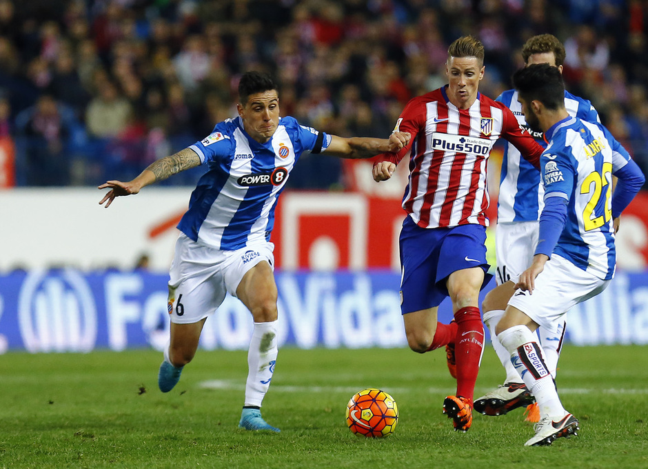 temporada 15/16. Partido Atlético Espanyol.  Torres luchando un balón durante el partido