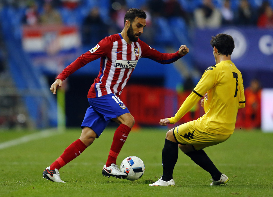temporada 15/16. Partido Atlético Reus Copa del Rey. Gámez luchando un balón durante el partido
