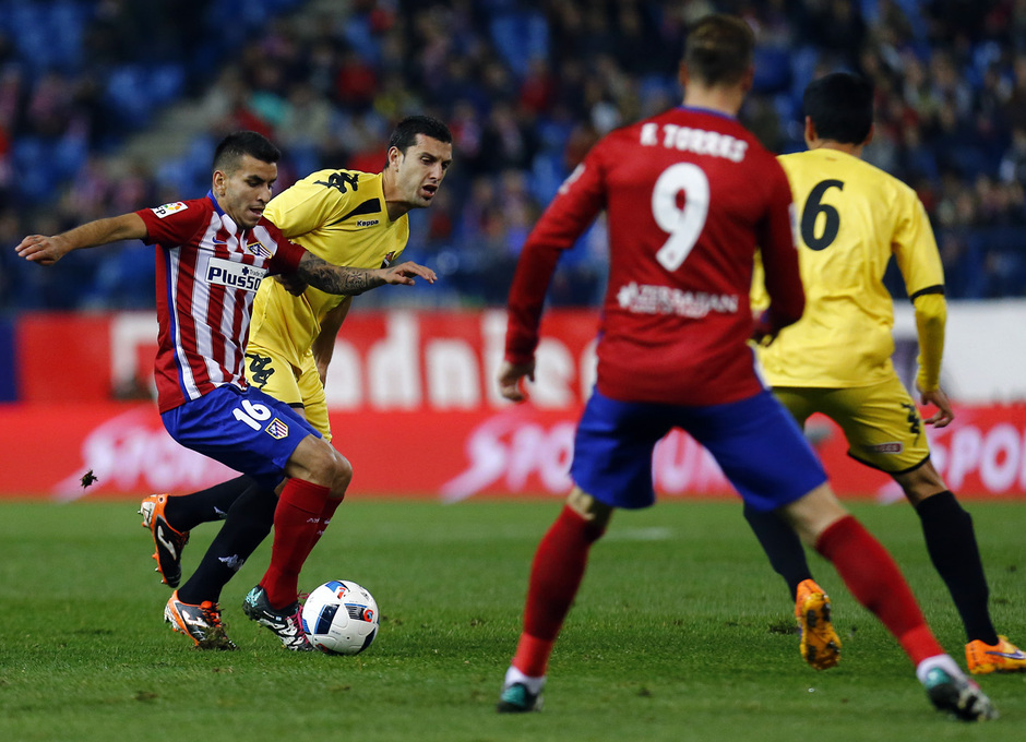temporada 15/16. Partido Atlético Reus Copa del Rey. Correa luchando un balón durante el partido