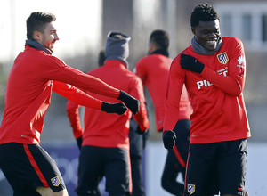 temporada 15/16. Entrenamiento en la ciudad deportiva de Majadahonda. Siqueira y Thomas bromeando durante el entrenamiento