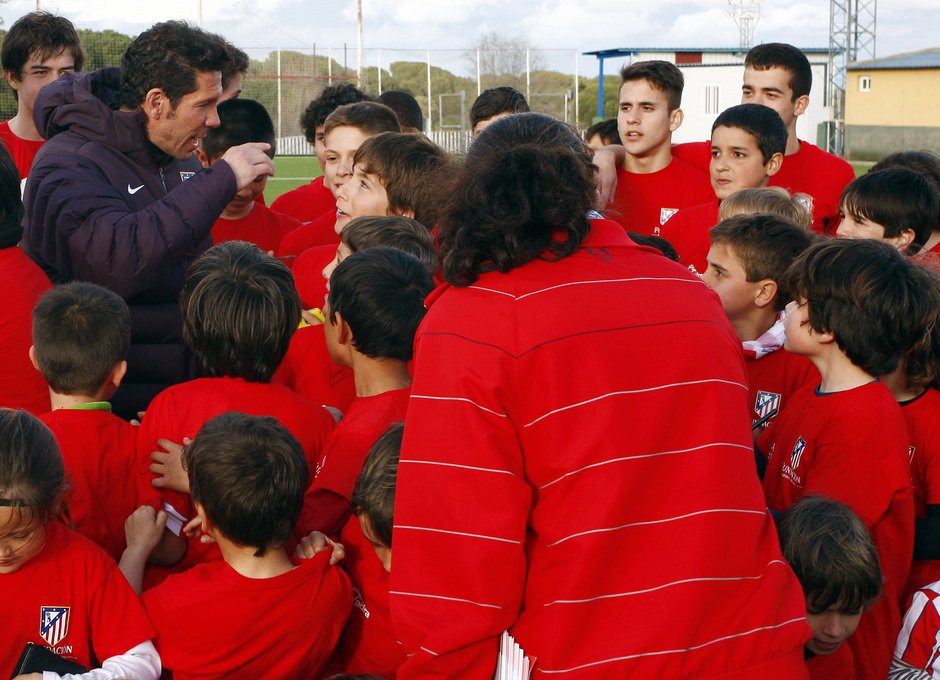 Simeone charla con los niños del Campus de la Fundación Atlético de Madrid