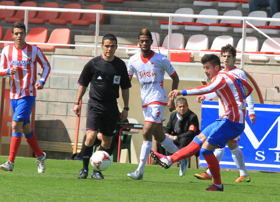 Cidoncha centra el balón en presencia del árbitro en el partido frente al Sporting B