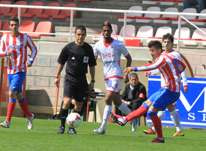 Cidoncha centra el balón en presencia del árbitro en el partido frente al Sporting B