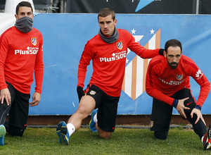 temporada 15/16. Entrenamiento en la ciudad deportiva de Majadahonda. Griezmann Koke y Juanfran estirando durante el entrenamiento