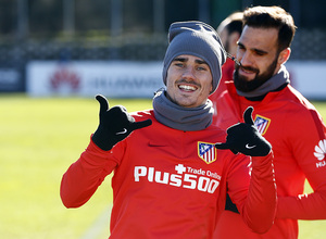 temporada 15/16. Entrenamiento en la ciudad deportiva de Majadahonda. Griezmann calentando durante el entrenamiento