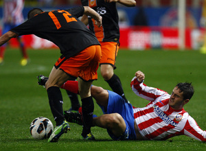 Temporada 12/13. Partido Atlético de Madrid Valencia. Koke se tira al suelo para arrebatarle un balón a un contrario