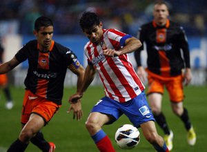 Temporada 12/13. Partido Atlético de Madrid Valencia. Costa se lleva el balón ante un defensor