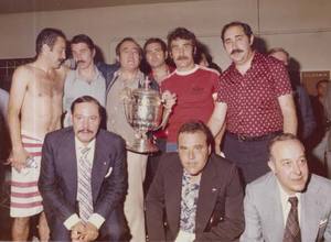 Capón festeja con sus compañeros y directivos un título de Copa en el vestuario