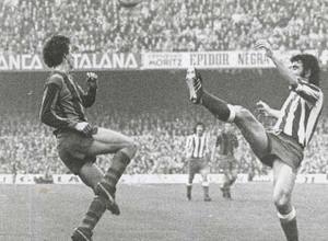 Capón no se arrugaba ante los delanteros, como muestra esta imagen despejando ante el barcelonista Johan Cruyff en el Camp Nou