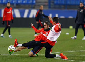 temporada 15/16. Entrenamiento en el Estadio Vicente Calderón. Jugadores realizando ejercicios físicos durante el entrenamiento