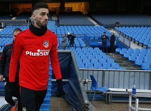 temporada 15/16. Entrenamiento en el Estadio Vicente Calderón. Carrasco saltando al campo