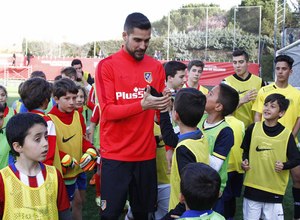 Temporada 2015-2016. Miguel Ángel Moya, Luciano Vietto y Thomas saludaron a los niños de la fundación.