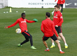 Temporada 15/16. Entrenamiento en la Ciudad Deportiva Wanda Atlético de Madrid. Gabi disputa un balón en un rondo.