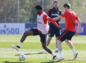 temporada 15/16. Entrenamiento en la ciudad deportiva de Majadahonda. Thomas y Gabi realizando ejercicios con balón durante el entrenamiento