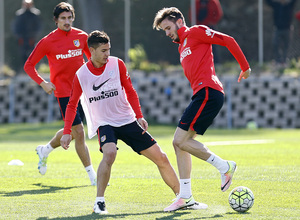 temporada 15/16. Entrenamiento en la ciudad deportiva de Majadahonda. Lucas y Saúl realizando ejercicios con balón durante el entrenamiento