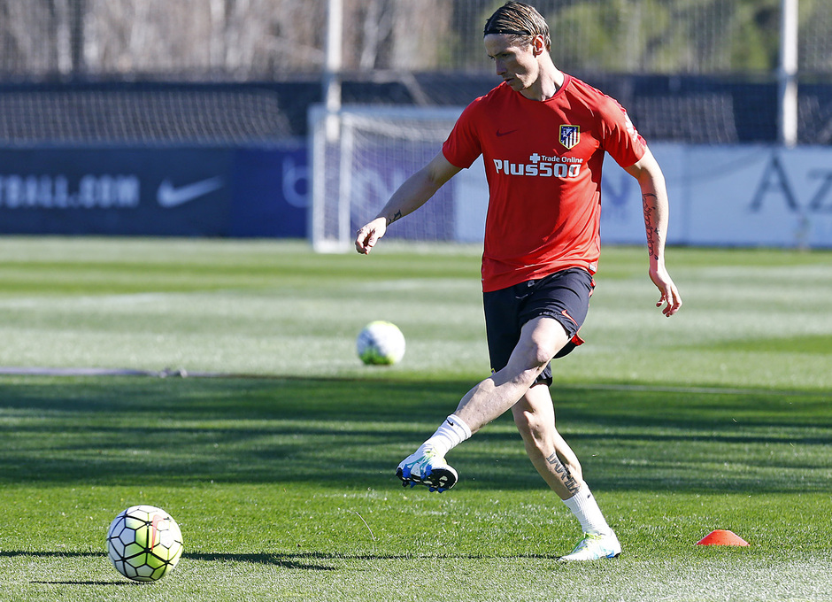 Temporada 15/16. Entrenamiento en la Ciudad Deportiva Wanda Atlético de Madrid. Fernando Torres golpea un balón durante el entrenamiento.