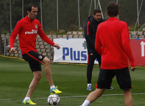 Temporada 15/16. Entrenamiento en la Ciudad Deportiva Wanda Atlético de Madrid. Godín pasa un balón durante el rondo.