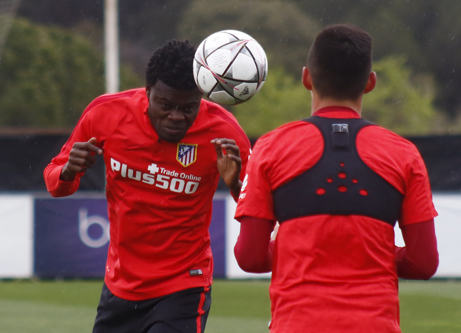 Temporada 15/16. Entrenamiento en la Ciudad Deportiva Wanda Atlético de Madrid. Thomas cabecea un balón.