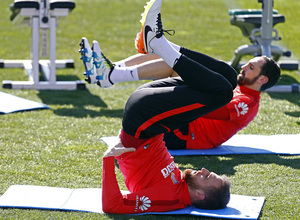 temporada 15/16. Entrenamiento en la ciudad deportiva de Majadahonda. Oblak y Juanfran estirando durante el entrenamiento