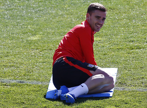 temporada 15/16. Entrenamiento en la ciudad deportiva de Majadahonda. Griezmann estirando durante el entrenamiento