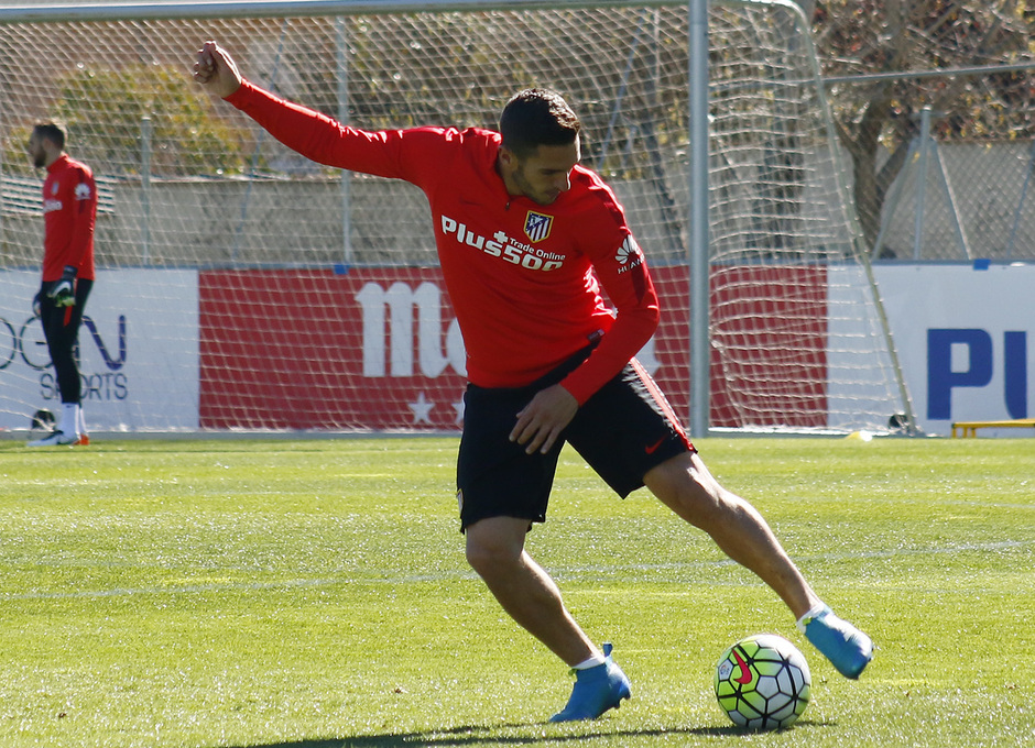 Temporada 15/16. Entrenamiento en la Ciudad Deportiva Wanda Atlético de Madrid. Koke controla un balón durante el entrenamiento.