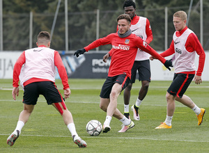 temporada 15/16. Entrenamiento en la ciudad deportiva de Majadahonda. Saúl luchando un balón durante el entrenamiento