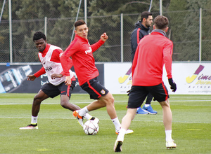 Temporada 15/16. Entrenamiento en la Ciudad Deportiva Wanda Atlético de Madrid. Saúl y Thomas disputan un balón