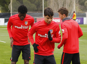 Temporada 15/16. Entrenamiento en la Ciudad Deportiva Wanda Atlético de Madrid. Varios jugadores realizan ejercicios de calentamiento.