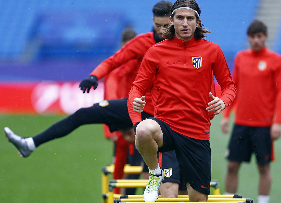 temporada 15/16. Entrenamiento en el Estadio Vicente Calderón. Filipe realizando ejercicios físicos durante el entrenamiento